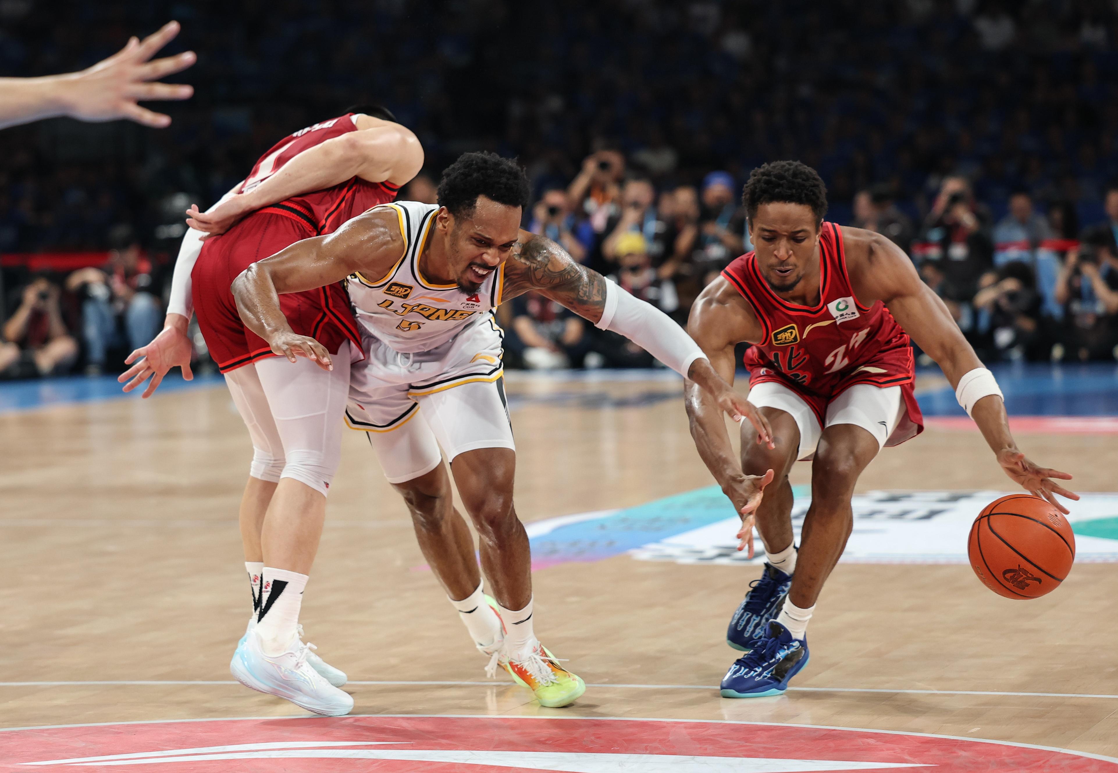 青年球员崭露头角全球精彩篮球盛宴的简单介绍 青年球员崭露头角全球精彩篮球盛宴的简单介绍