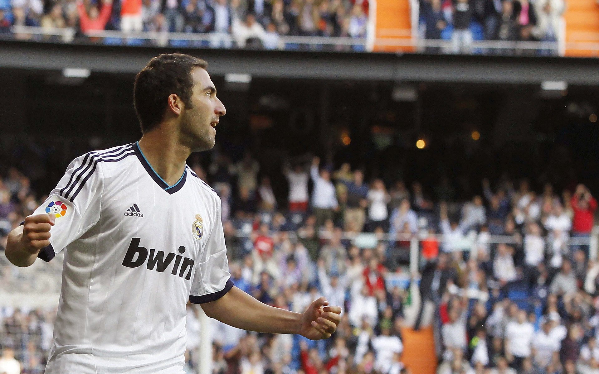 从压哨绝杀到接管赛场，当国王的统治力跨越篮球与足球