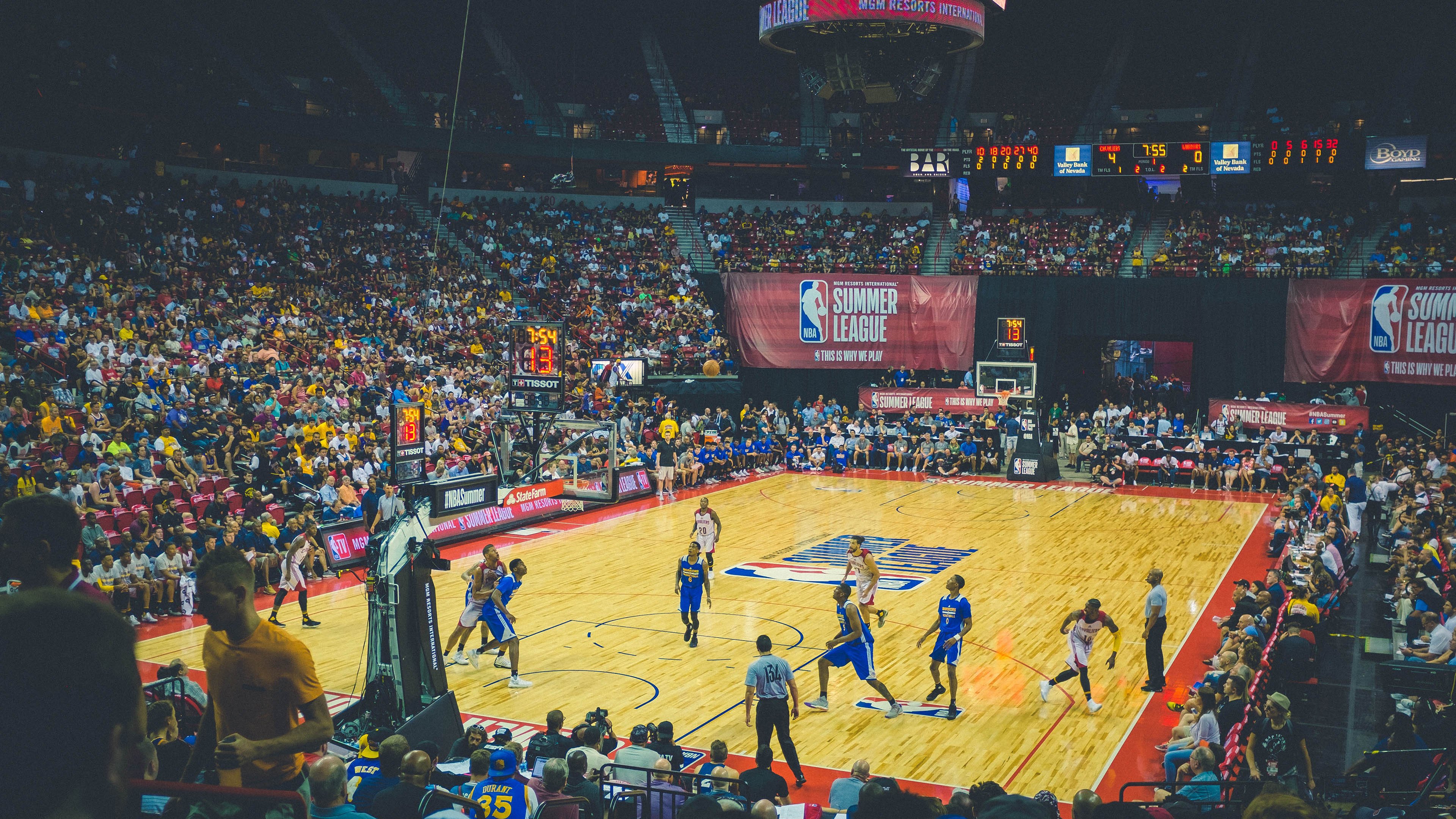 赛道之外，当尼克斯绝杀开拓者成为F1年度争冠的意外注脚